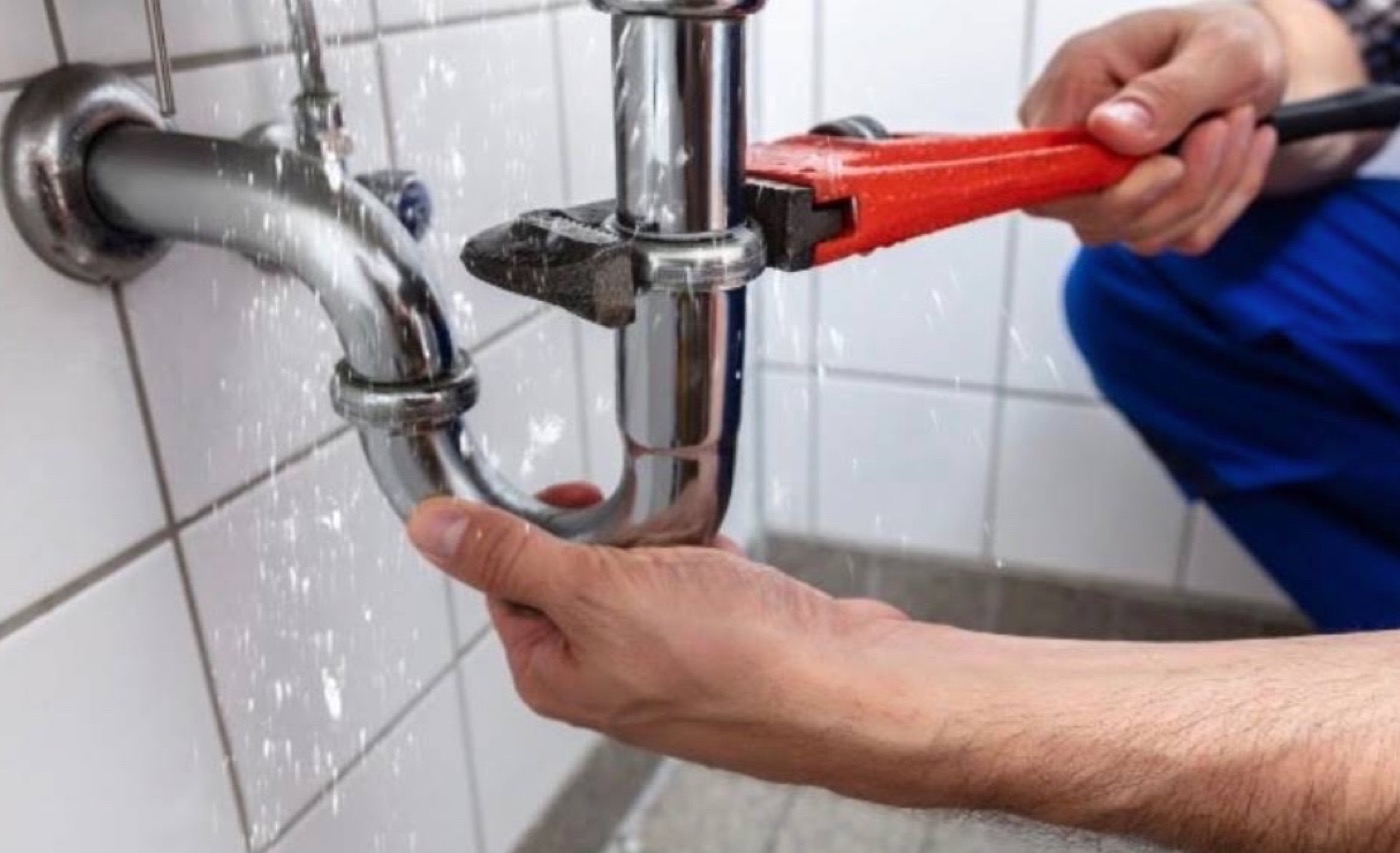 Hydraulik naprawiający przeciekającą instalację